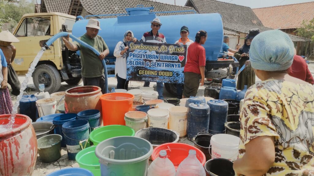 Paguyuban Cinta Blora Droping air bersih di Desa Gedangdowo Kec Jepon (Foto Kohwan/JATENG Updates)
