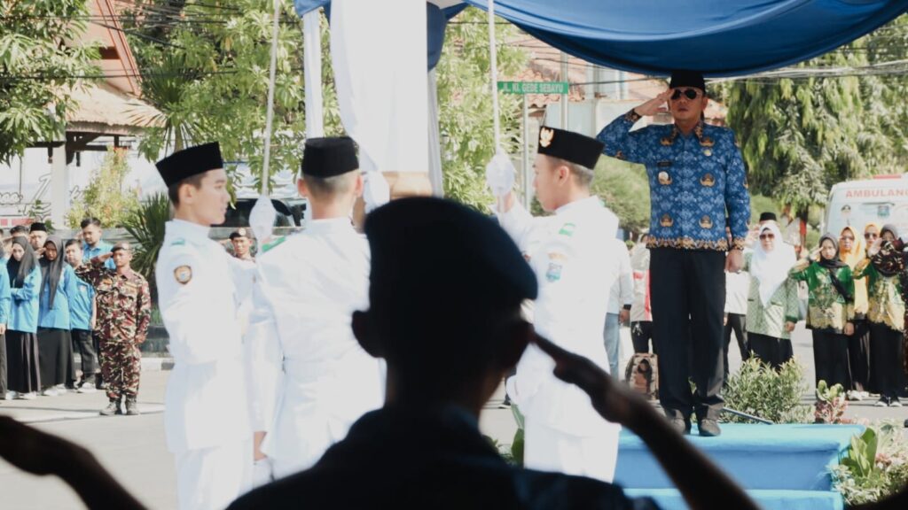 Walikota Deddy Yon Supriyono menjadi Inspektur Upacara peringatan Hari Sumpah Pemuda ke-95 di Halaman Pendopo Ki Gede Sebayu (Foto M. Hamzah/JATENG UPDATES)