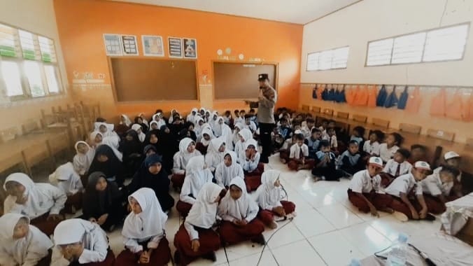 Stop Bullying Di Sekolah, Polisi dan TNI di Brebes Belusukan ke SD (Foto M. Hamzah/JATENG UPDATES)