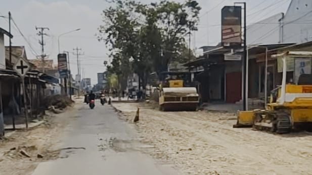 Jalan Purwodadi - Blora,tepatnya Wirosari tengah mendapat perbaikan (Foto Eko S/JATENG UPDATES)