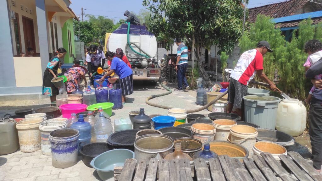Relawan Ganjar Bersatu Blora drop air bersih di Kelurahan Tambahrejo (Foto Syaiful Annaz/JATENG UPDATES)