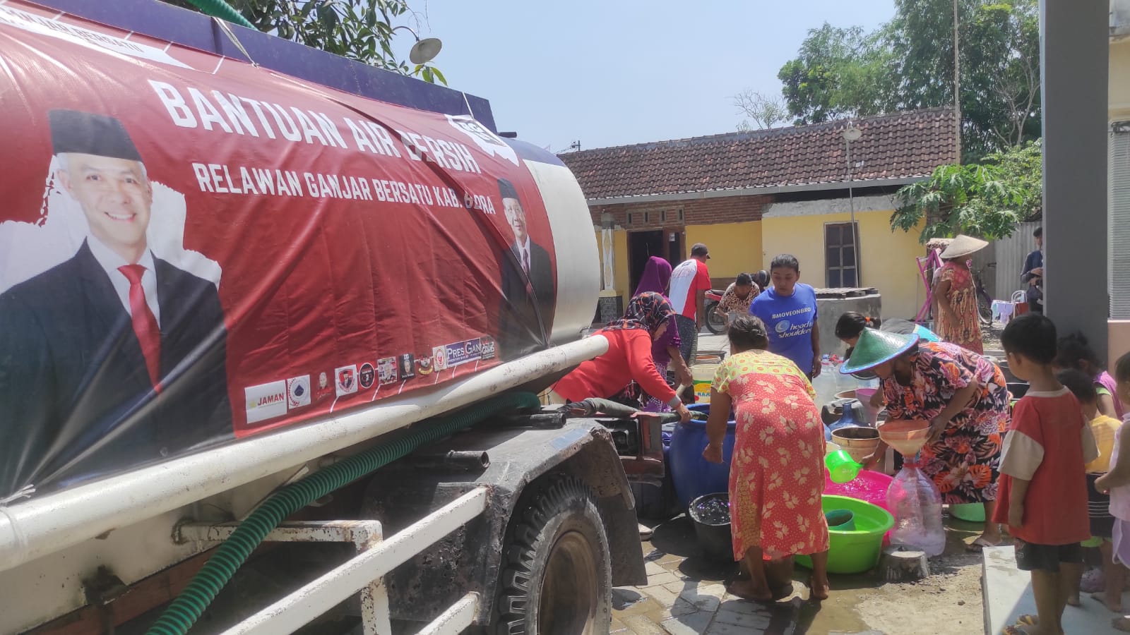 Relawan Ganjar Bersatu Blora drop air bersih di Kelurahan Tambahrejo (Foto Syaiful Annaz/JATENG UPDATES)
