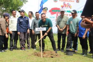 Wartawan Di Blora Hijaukan Obyek Wisata Dalam Rangka Peringati HPN dan HUT PWI ke-78